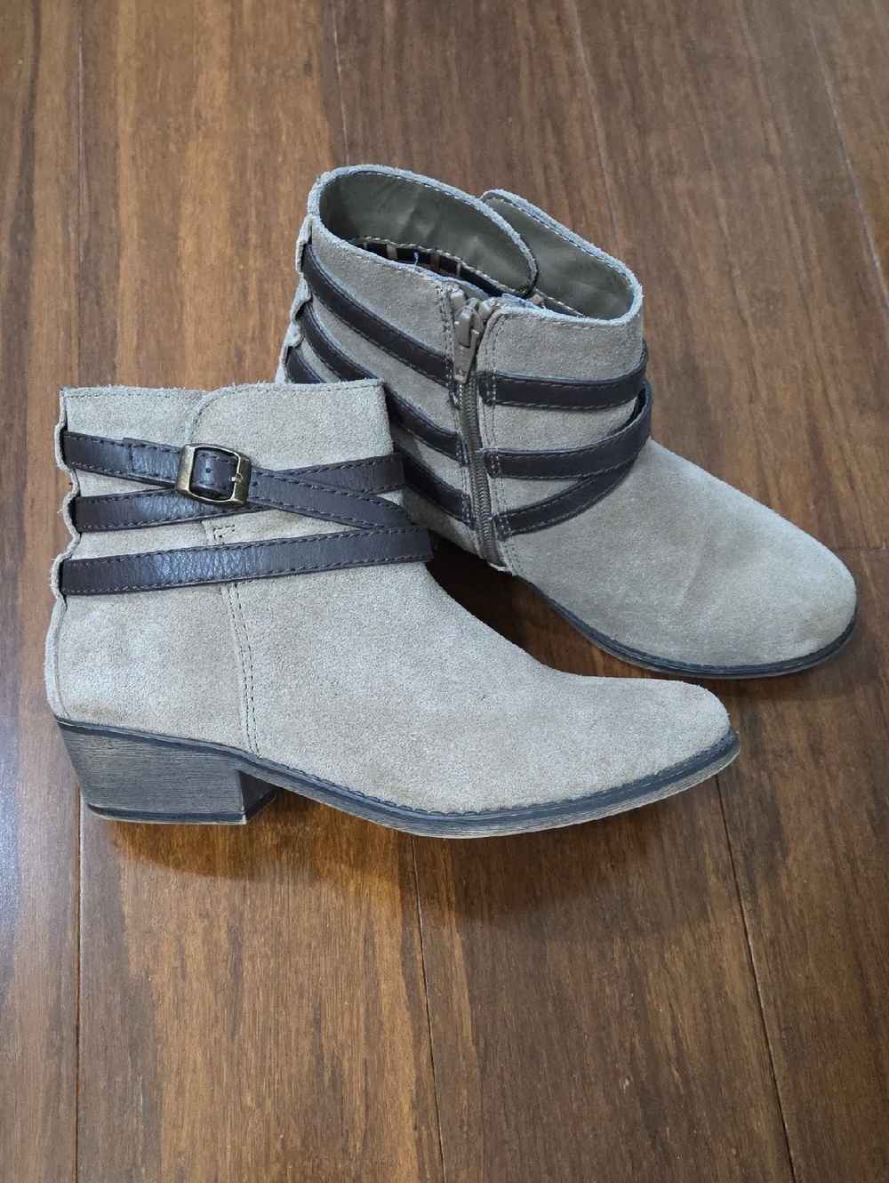 WHITE MOUNTAIN JITTER ANKLE BOOTIES TAUPE WITH BROWN CROSSOVER STRAPS 7.5